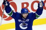 VM-klar. Jannik Hansen fejrer en scoring for Vancouver Canucks, som ikke nåede slutspillet. 