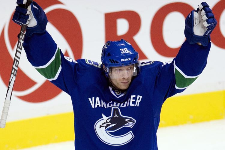 VM-klar. Jannik Hansen fejrer en scoring for Vancouver Canucks, som ikke nåede slutspillet. 