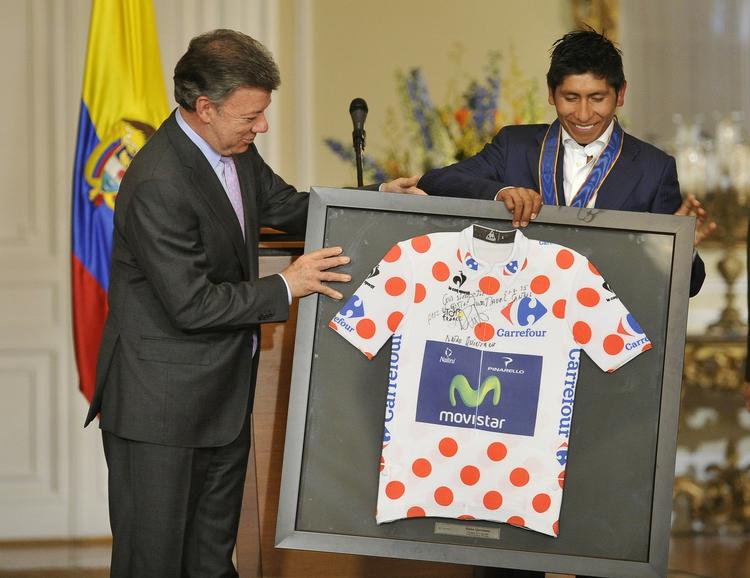 Hyldest. Nairo Quintana blev en helt hjemme i Colombia efter tour-succesen. Her er han oppe at hilse på præsident Juan Manuel Santos i præsidentpaladset i Bogota. 