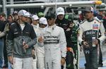 forskel. McLarens Jenson Button (tv) taler med Mercedes-kører Lewis Hamilton (midt) inden løbet i Melbourne. 
