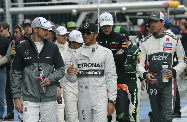 forskel. McLarens Jenson Button (tv) taler med Mercedes-kører Lewis Hamilton (midt) inden løbet i Melbourne. 