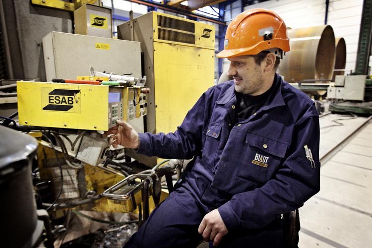 PRODUKTIVITET. Danske virksomheder skal være mere effektive - men det skal ske ved bl.a. at investere i nyere maskiner, ikke ved at ansætte flere medarbejdere. (arkivfoto) 