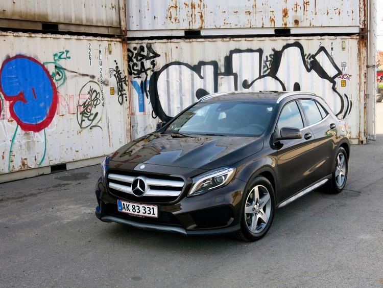 robust. Mercedes GLA fremstår med en ret barsk fremtoning. Med firehjulstræk kan den klare en tur i terræn. 