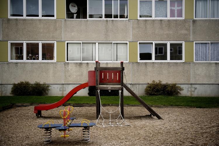Alene. Fra Maria og hendes eksmand henvendte sig til Statsforvaltningen gik der ni måneder, før de fik en endelig afgørelse i sagen om samvær med deres fireårige datter. 