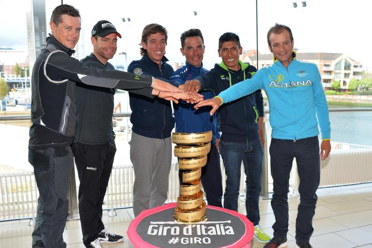Køreklar. En del af profilerne i årets Giro samlet til pressemøde før starten: Nicholas Roche, Cadel Evans, Rigoberto Uran, Joaquim Rodriguez, Nairo Quintana og Michele Scarponi. 