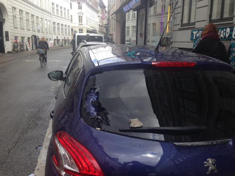 Sprængning. Betonklodsen i bagruden på bilen fløj tidligere gennem Vestergade efter en sprængning ved metrobyggeriet på Rådhuspladsen. 