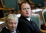 Beskyttet. Nu har Martin Henriksen (th). også prøvet, hvordan det er at have PET-agenter lige bag sig på alle tider af døgnet. 