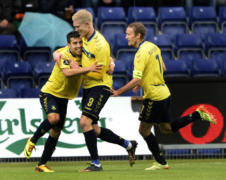 MÅLSCORERNE. Brøndbys mål mod FC Midtjylland blev scoret af Ariel Nunez (tv.) og Simon Makienok (i midten) med henholdsvis to og et. 
