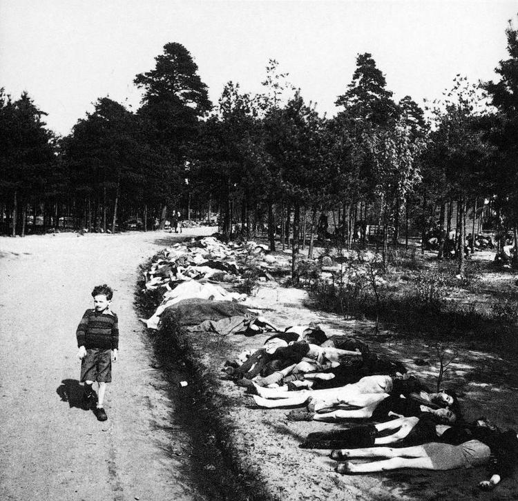 rædslen. Første Verdenskrig var et totalt moralsk kollaps, der tog livet af ni millioner mennesker. Her må en dreng passere dynger af lig på sin vej. 