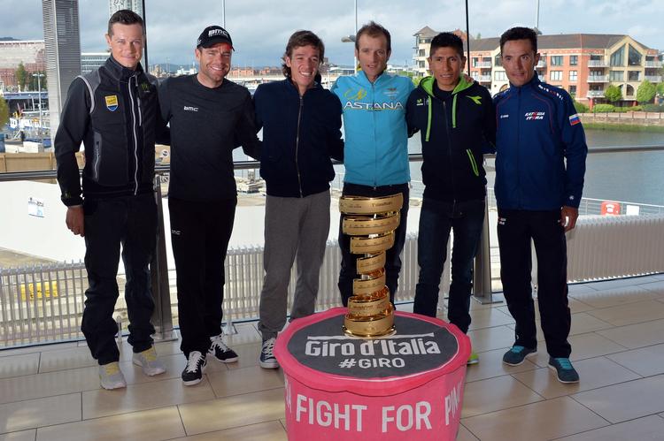 STARTKLAR. Blandt årets Giro-profiler er Michele Scarponi den eneste tidligere vinder. Bag trofæet ses Nicholas Roche, Cadel Evans, Rigoberto Uran, Michele Scarponi, Nairo Quintana og Joaquim Rodriguez. 