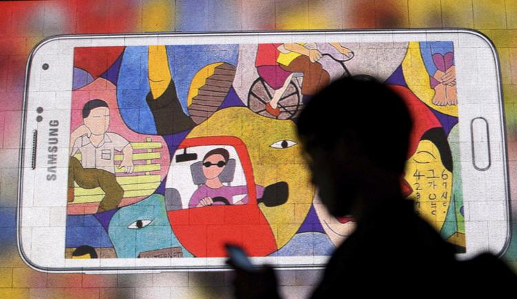 UDSKIFTNING. Samsungs GALAXY S5 har ikke ret mange ændringer i designet, hvilket Samsung nu har taget konsekvensen af og har skiftet designchefen ud. (Foto: AP Photo/Ahn Young-joon) 