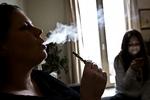 Rygetrang. Omkring 200.000 danskere har skiftet den gængse tobak ud med e-cigaretter. 