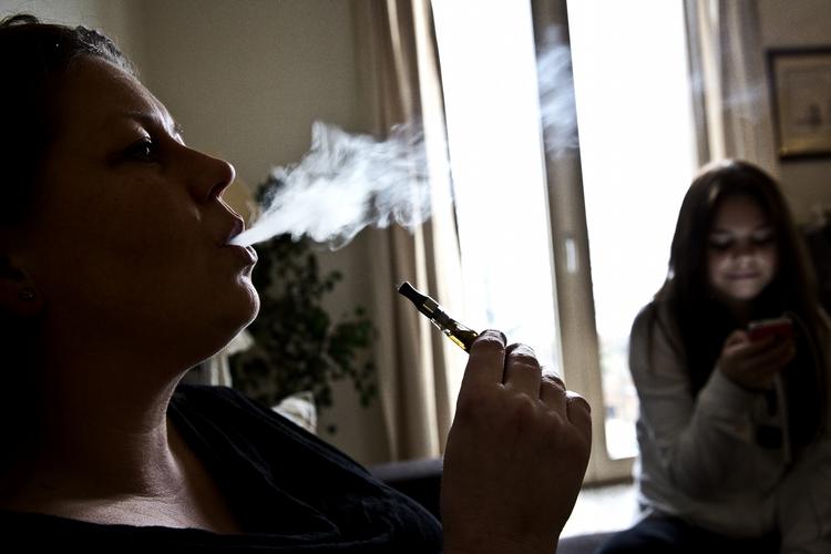 Rygetrang. Omkring 200.000 danskere har skiftet den gængse tobak ud med e-cigaretter. 