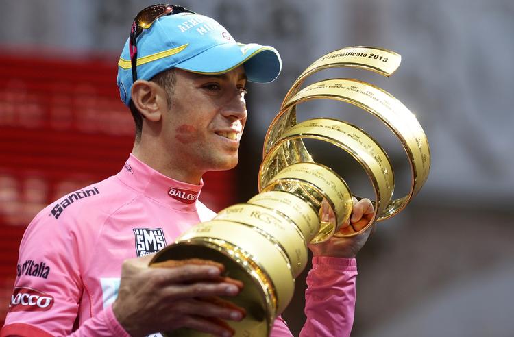rute. Vinderen af Giroen 2013, italienske Vincenzo Nibali, holder trofæet for den samlede sejr. 