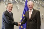 smil. Der var smil og håndtryk, da EU præsident Herman Van Rompuy (th.) og Italiens finansminster Pier Carlo Padoan mødtes i marts, men nu er der bekymring fra EUs side om Italiens nye økonomiske planer. 