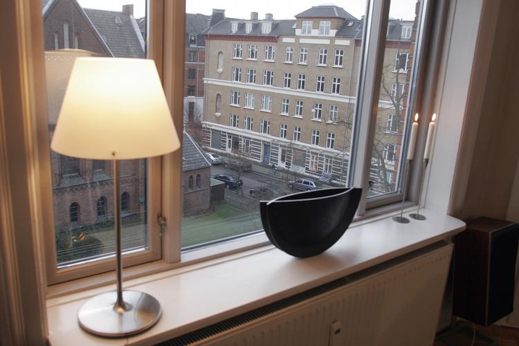Varmt. Der er rigtig mange penge at spare hvert eneste år, hvis man vælger et topisoleret hus med en billig varmekilde og et godt energimærke. 