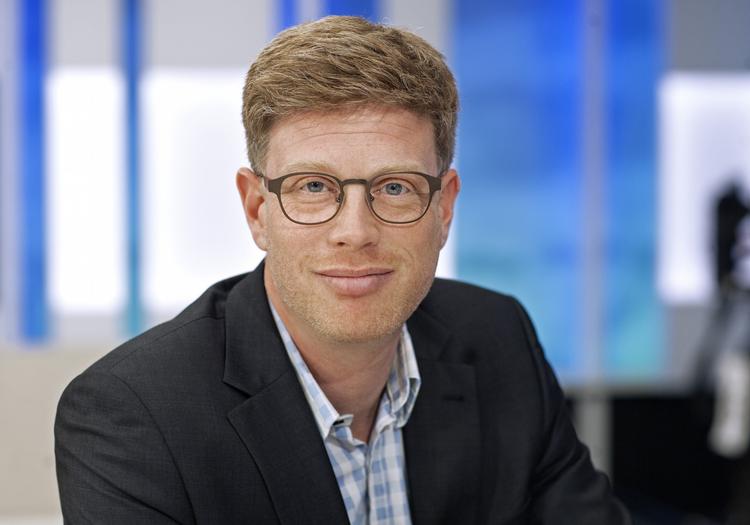 skarp. Deadline med Martin Krasnik som vært er det eneste nyhedsprogram på DR, som for alvor prioriterer de vigtigste nyheder og går i dybden med dem, mener Politikens kronikredaktør Christoffer Emil Bruun. 