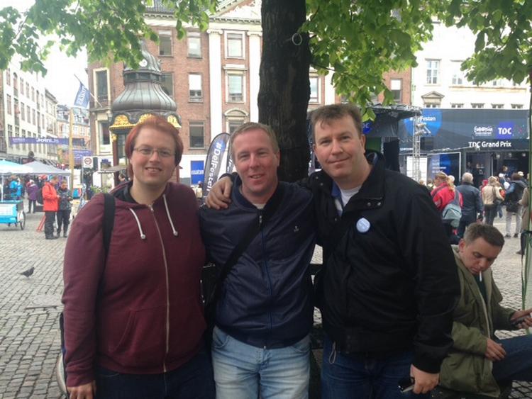 Dedikerede. Tilsammen har Lars Kristian, Geir Helge og Alf Terje set 17 Eurovision shows. 