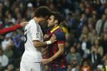 skade. Real Madrids Pepe (tv) er kendt for at kaste sig ind i alle kampe i et opgør. Især hvis han spiller mod Barcelona. 