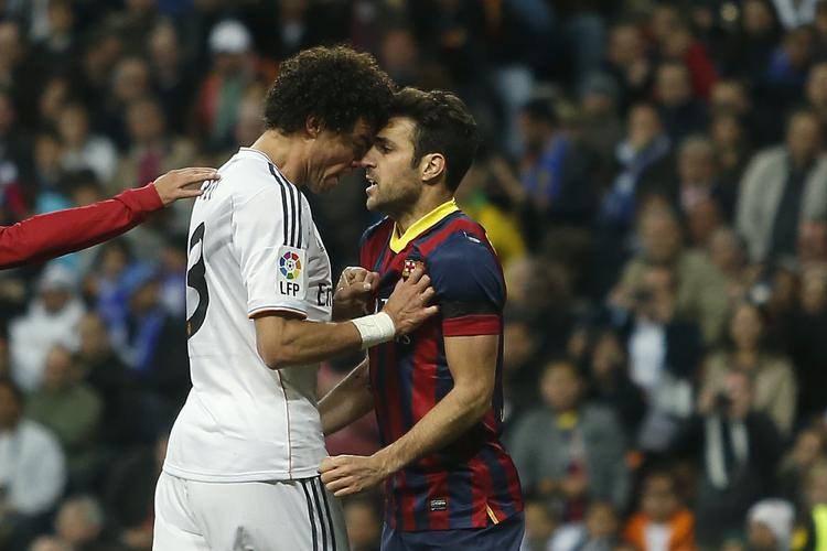 skade. Real Madrids Pepe (tv) er kendt for at kaste sig ind i alle kampe i et opgør. Især hvis han spiller mod Barcelona. 