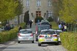 Drab. Politiopbuddet var massivt ved forsorgshjemmet Saxenhøj i Sakskøbing efter et knivstikkeri, hvor en læge blev dræbt. To blev såret - den ene livsfarligt. 