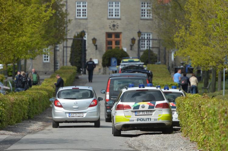 Drab. Politiopbuddet var massivt ved forsorgshjemmet Saxenhøj i Sakskøbing efter et knivstikkeri, hvor en læge blev dræbt. To blev såret - den ene livsfarligt. 