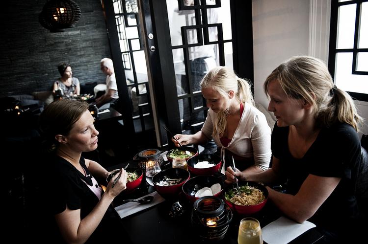 Thai. Der er ingen bordbooking hos AroiiDee. 