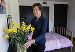 VÆRELSE. Airbnb startede i San Francisco. Her er det en udlejer, der gør et værelse klart til udlejning. Arkivfoto. 
