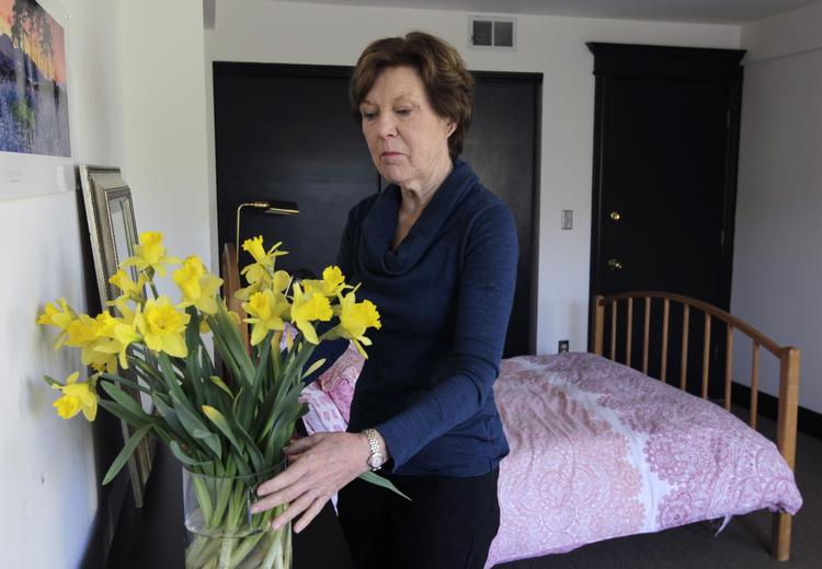 VÆRELSE. Airbnb startede i San Francisco. Her er det en udlejer, der gør et værelse klart til udlejning. Arkivfoto. 