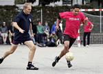 Værdikamp. Manu Sareen (t.h.) sætter Dansk Folkepartis Peter Skaarup af med en dribling under valgkampen i 2011. Nu går integrationsministeren ind i sag om sammenblanding af sport og religion. 