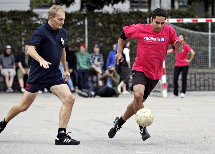 Værdikamp. Manu Sareen (t.h.) sætter Dansk Folkepartis Peter Skaarup af med en dribling under valgkampen i 2011. Nu går integrationsministeren ind i sag om sammenblanding af sport og religion. 