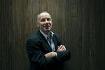 Lækage .Tidligere chefredaktør på Se og Hør, Kim Henningsen, er parat til at tale med politiet, oplyser hans advokat. 