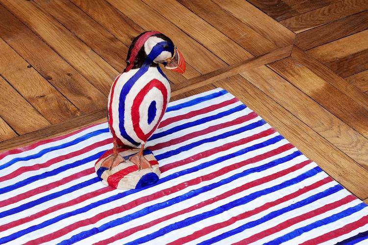 Farver. En søpapegøje i blå-hvid-røde striber kunne godt give associationer til Danmarks historiske kolonier: Norge, Island, Færøerne. Hesselholdt & Mejlvang: 'National Cloth' (2007).