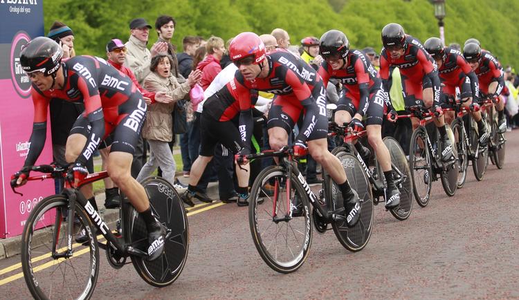 Giro. De første te etaper af årets Giro d'Italia køres i Irland. Her er det BMC Racing Team. 