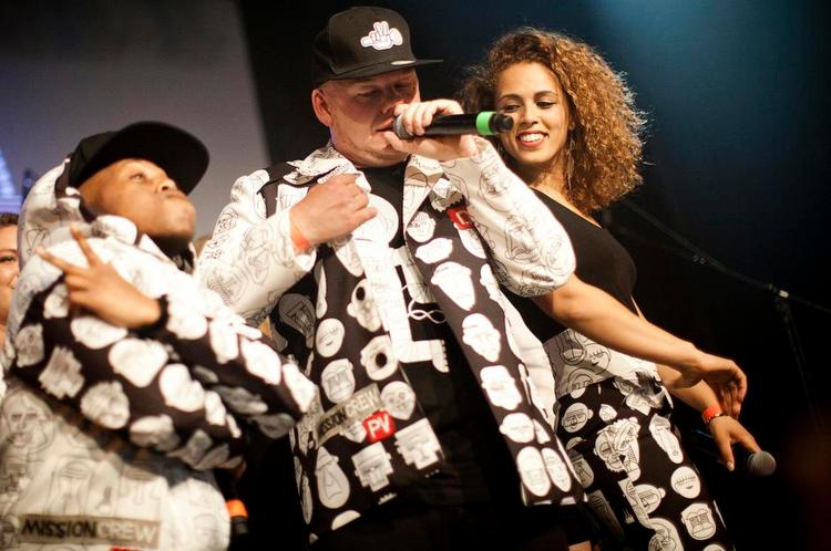 støtte. Både på album og til koncert er Ayoe Angelica (th.) en gave til Per Vers, som ifølge eget udsagn ikke selv er i stand til at synge et omkvæd. Foto: Martin Rosenauer 