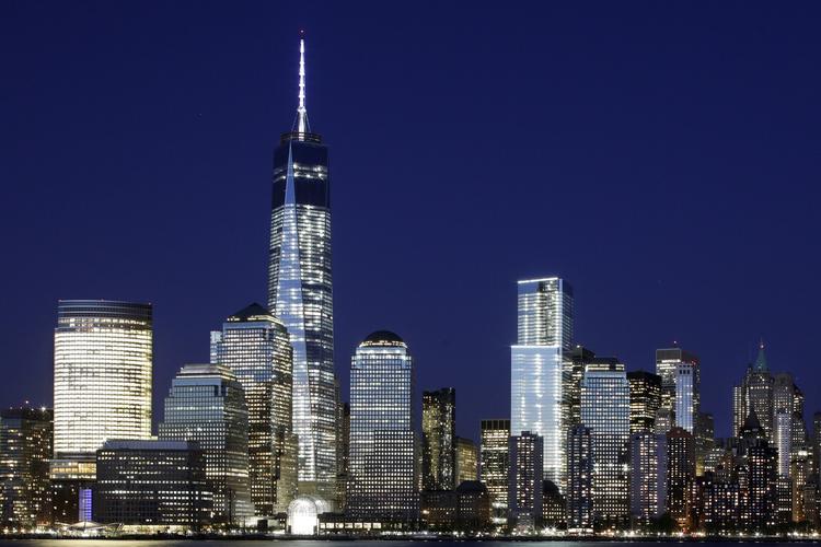 9/11. Det nye 'One World Trade Center', der er opført, hvor de to tvillingetårne stod i sin tid, rager langt op over de øvrige skyskrabere på Manhattan. Mindemuseet 'National September 11 Memorial &amp; Museum' befinder sig nederst i den høje bygning. Det er herunder resterne af de uidentificerede ofre for 9/11-angrebet skal ligge. 