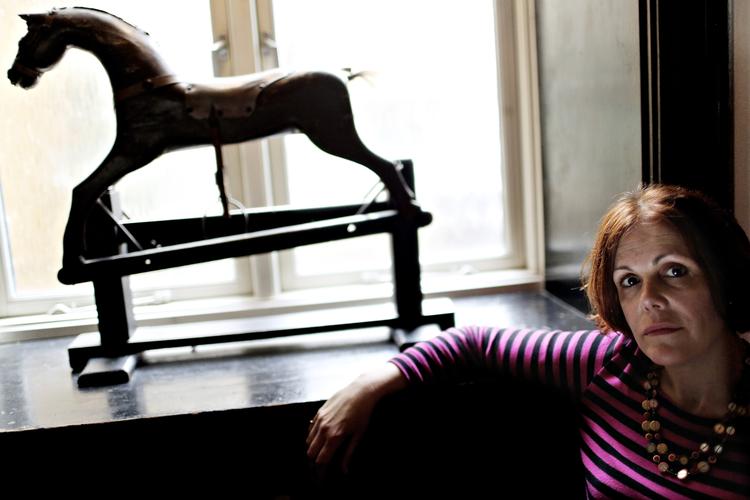 Serie. 'Agterudsejlet' er Christina Hesselholdts fjerde bog i rækken om Camilla. 