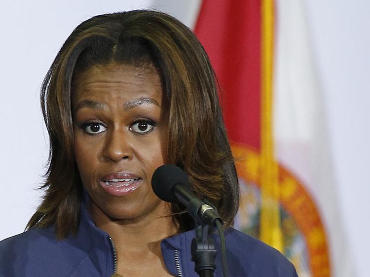 radiotale. Ganske usædvanligt overtog den amerikanske førstedame Michel Obama i dag sin mands ugentlige radiotale. Det gjorde hun for at sætte ord på frustrationen over, at mere end 200 kidnappede nigerianske skolepiger fortsat ikke er fundet. 