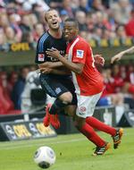Uvant. HSV's superstjerne Rafael van der Vaart (bagerst) skal ud i to skæbnekampe i den kommende uge. 