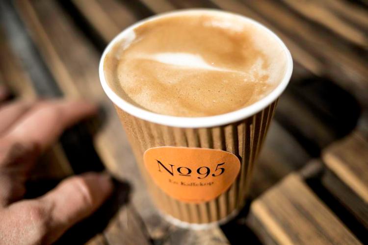 Bønner. En tidligere SAS-steward har åbnet kaffebaren No 95 på Frederiksberg. 