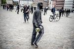 Uro. Nazisterne fra Danmarks Nationale Front (DNF) demonstrere i dag på Christiansborgs Slotsplads. De blev mødt med massive moddemonstrationer og det udviklede sig til mindre sammenstød. 