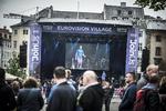 Tættere. Grandprixfans søger sammen. Klokken 21 begynder den store finale, og den kan opleves på storskærme i bl.a. Eurovision Village ved Strøget, på tv eller via live-dækningen på Politiken. 