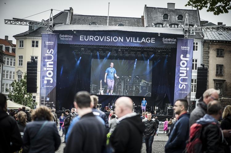 Tættere. Grandprixfans søger sammen. Klokken 21 begynder den store finale, og den kan opleves på storskærme i bl.a. Eurovision Village ved Strøget, på tv eller via live-dækningen på Politiken. 