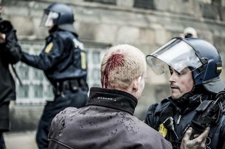 Sammenstød. 11 blev anholdt, da der opstod uroligheder foran Christiansborg. En enkelt blev kørt væk i ambulance, efter personen blev ramt af en flaske. 