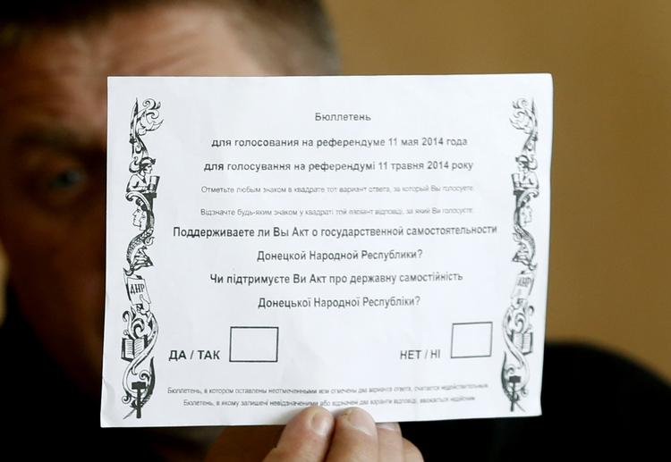 stemmeseddel. Vacheslav Ponomarev, den selvudnævnte borgmester i Slavjansk, viser en stemmeseddel til morgendagens folkeafstemning i byen. 