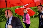Måling. Venstres spidskandidat til EP-valget, Ulla Tørnæs, på virksomhedsbesøg hos VELUX sammen med partiformand Lars Løkke Rasmussen. Venstre ser ud til at gå frem. 