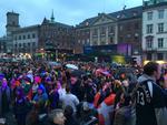 Folkefest. København er løbet over ende af mennesker i Indre By. Det er som til en meget vild landskamp med meget vildere tøj. 
