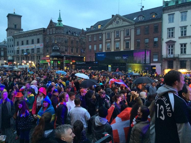 Folkefest. København er løbet over ende af mennesker i Indre By. Det er som til en meget vild landskamp med meget vildere tøj. 