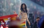 Musling. Den østrigske sangerinde Conchita Wurst blev modtaget som en dronning på Regnbuepladsen. 
