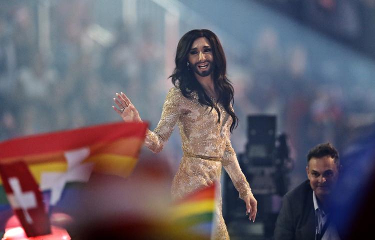 Musling. Den østrigske sangerinde Conchita Wurst blev modtaget som en dronning på Regnbuepladsen. 